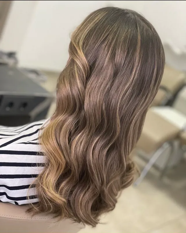 Balayage en castaño con ondas