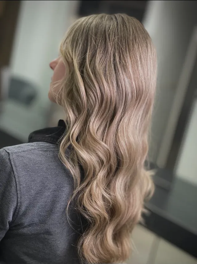Balayage rubio con ondas