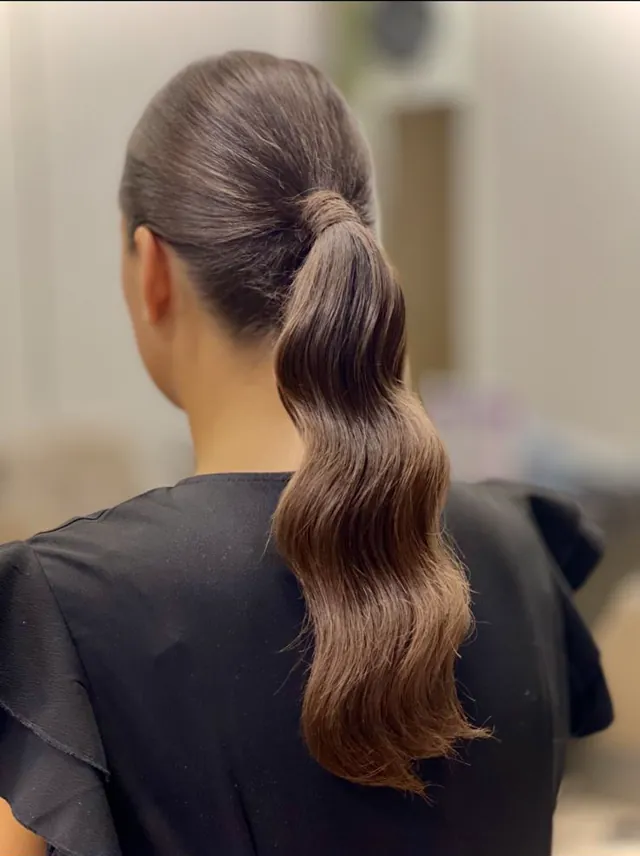 Coleta alta con ondas para evento