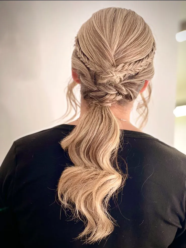 Coleta trenzada con ondas para evento