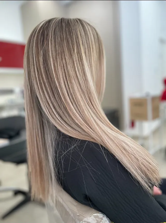 Mechas rubias en melena lisa