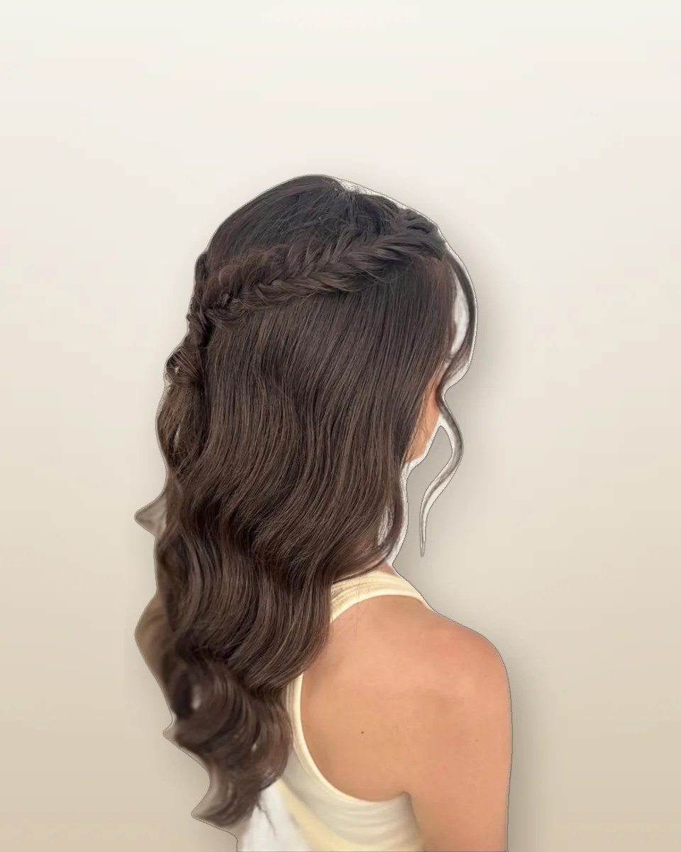 Semirrecogido con trenza y ondas hecho en el salón