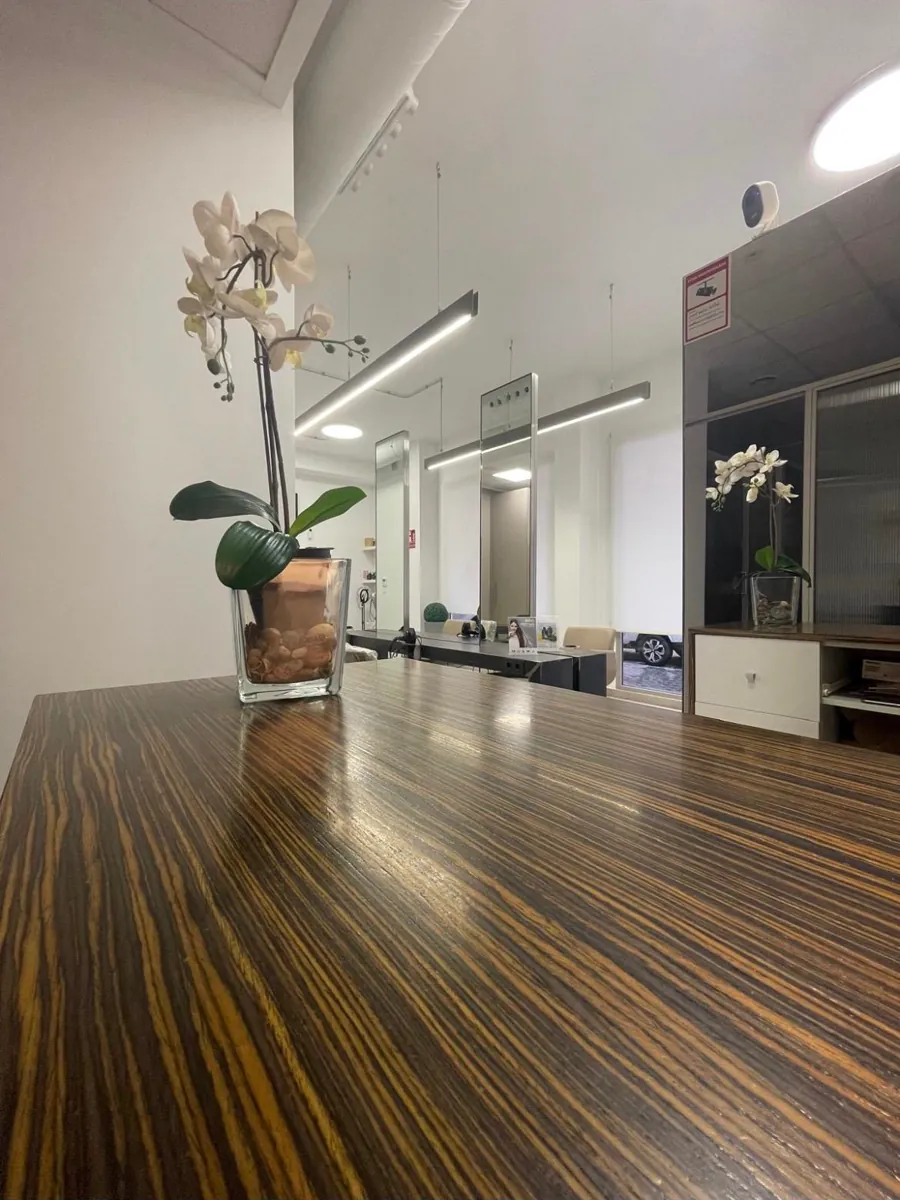 La recepción del salón con una orquídea