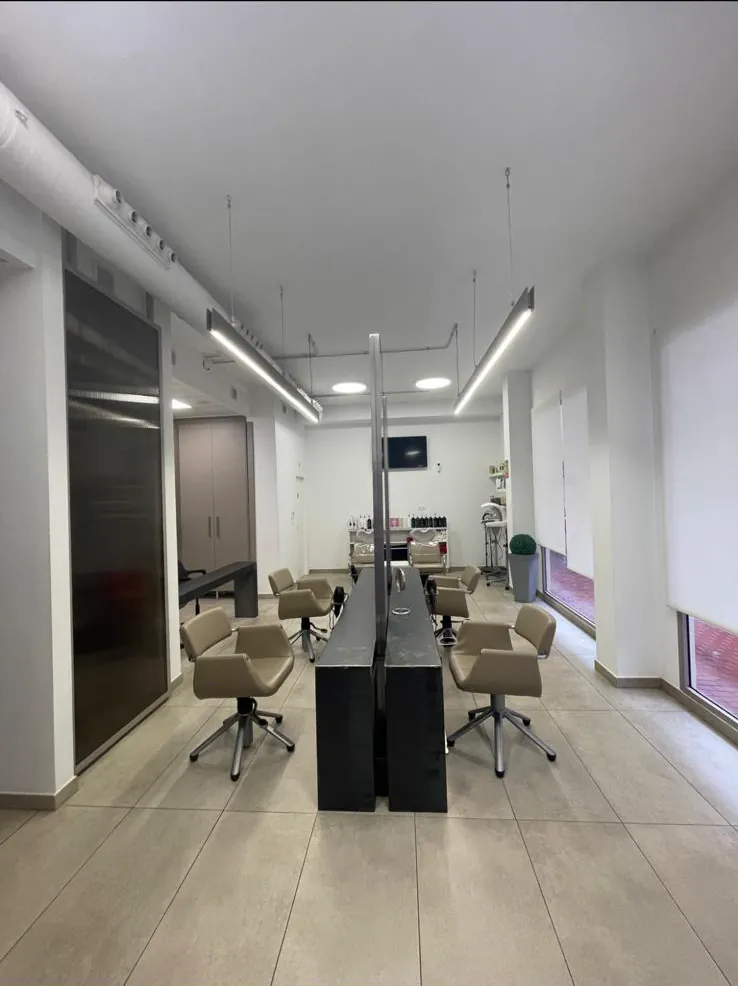 El salón por dentro: tocadores, sillones y espejos